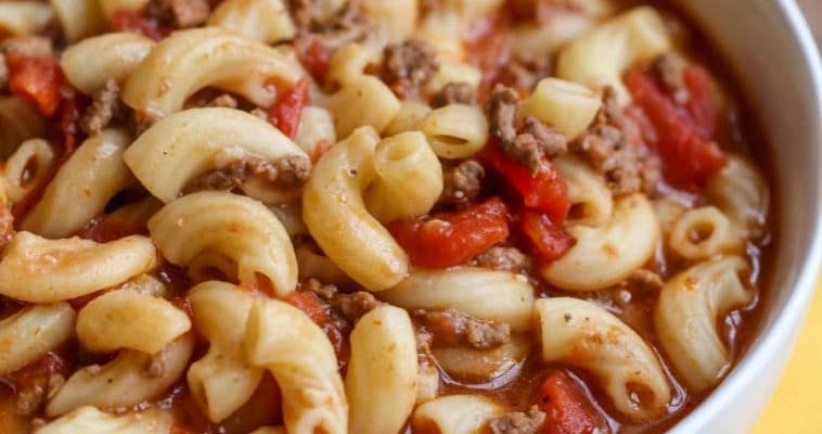 SLOW COOKER BEEF AND TOMATO MACARONI SOUP