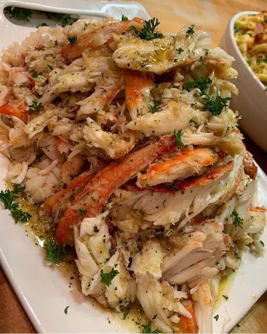 BAKED CRAB LEGS IN BUTTER SAUCE