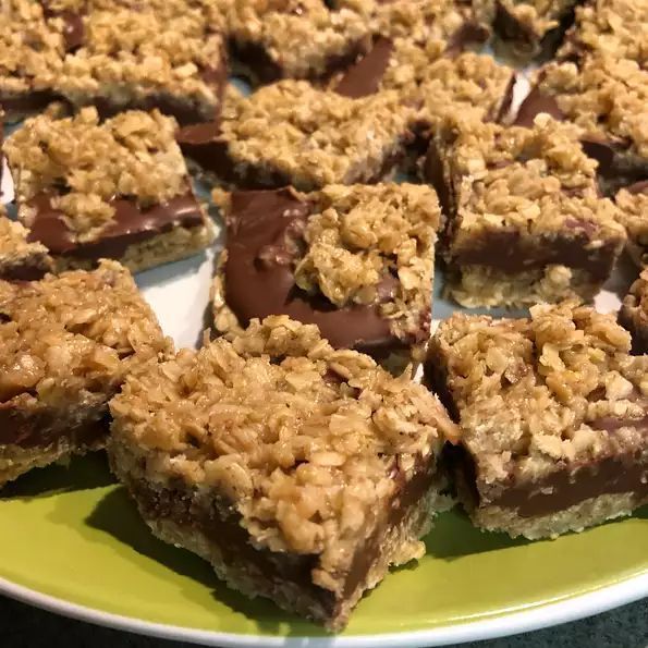 NO-BAKE CHOCOLATE OAT BARS