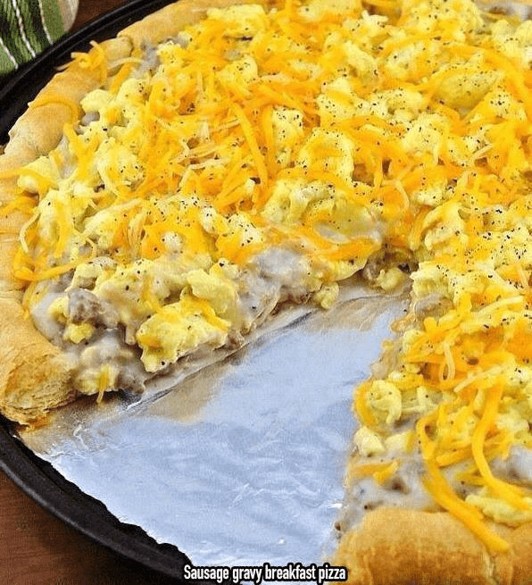 SAUSAGE GRAVY BREAKFAST PIZZA